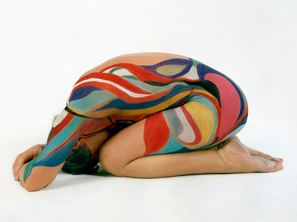 Bodypainting - Nackt-Yoga - Variation von Garbhasana - Stellung des Kindes