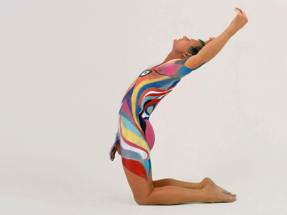 FKK - nackt und frei - Nackt-Yoga - Variation von Ustrasana - Vorübung zum Kamel